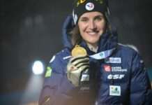 Julia Simon arrested. The players accuse her of stealing